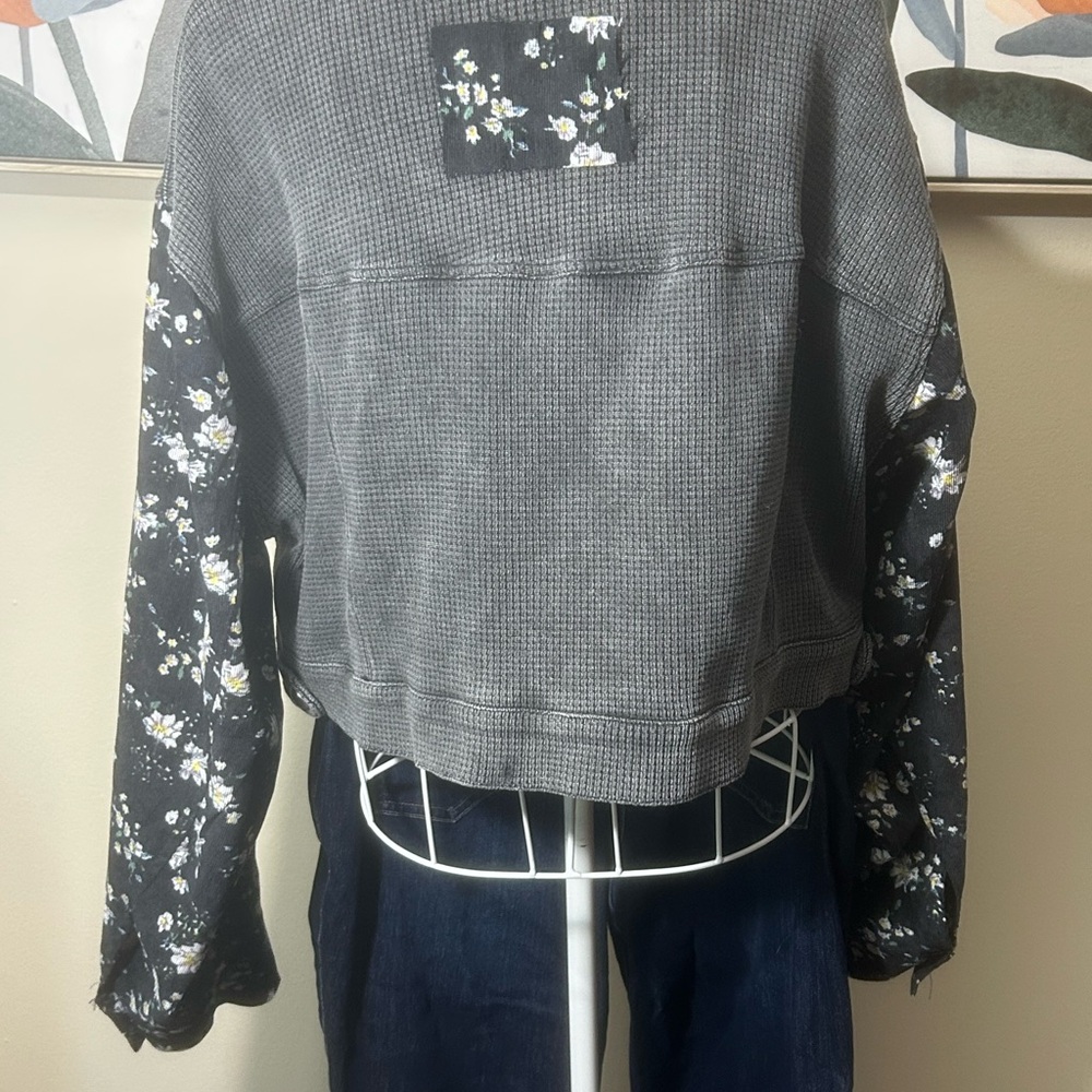 POL Gray with Black Floral Trim Cropped Jacket - Picture 4 of 7